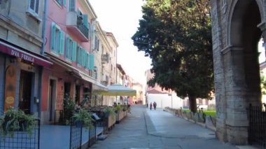 Pula, Hırvatistan - 3 Kasım 2024: Evleri olan bir şehir caddesi manzarası. Şehrin merkez caddesi..