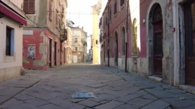 Pula, Hırvatistan - 3 Kasım 2024: Evleri olan bir şehir caddesi manzarası. Şehrin merkez caddesi..