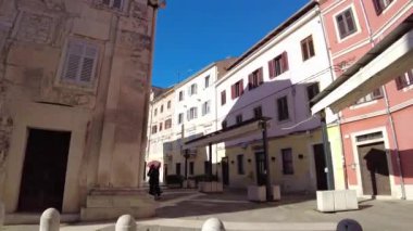 Pula, Hırvatistan - 3 Kasım 2024: Evleri olan bir şehir caddesi manzarası. Şehrin merkez caddesi..