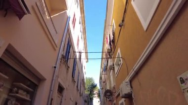 Pula, Hırvatistan - 3 Kasım 2024: Evleri olan bir şehir caddesi manzarası. Şehrin merkez caddesi..