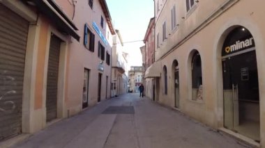 Pula, Hırvatistan - 3 Kasım 2024: Evleri olan bir şehir caddesi manzarası. Şehrin merkez caddesi..