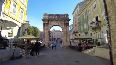 Pula, Hırvatistan - 3 Kasım 2024: Antik Roma zafer kemeri Sergii 'nin kemeri. Kemer Sergius, Lucius, Sergius, Lepidus gibi Sergian ailesinin üç üyesine adanmıştır..