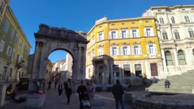 Pula, Hırvatistan - 3 Kasım 2024: Antik Roma zafer kemeri Sergii 'nin kemeri. Kemer Sergius, Lucius, Sergius, Lepidus gibi Sergian ailesinin üç üyesine adanmıştır..