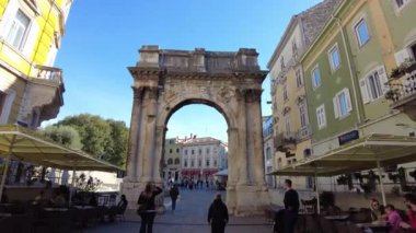 Pula, Hırvatistan - 3 Kasım 2024: Antik Roma zafer kemeri Sergii 'nin kemeri. Kemer Sergius, Lucius, Sergius, Lepidus gibi Sergian ailesinin üç üyesine adanmıştır..