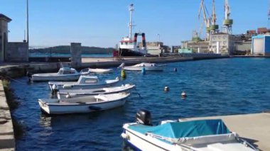 Pula, Hırvatistan - 3 Kasım 2024: Şehir merkezindeki otoparkta yatlar. Yatları olan bir denizci..