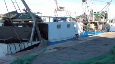 Pula, Hırvatistan - 3 Kasım 2024: Şehir merkezindeki otoparkta yatlar. Yatları olan bir denizci..