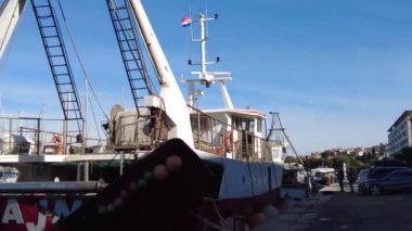 Pula, Hırvatistan - 3 Kasım 2024: Şehir merkezindeki otoparkta yatlar. Yatları olan bir denizci..