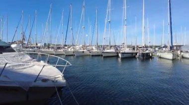 Pula, Hırvatistan - 3 Kasım 2024: Şehir merkezindeki otoparkta yatlar. Yatları olan bir denizci..