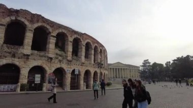 Verona, İtalya - 8 Kasım 2024: Şehir manzarası. Arena di Verona. Antik Romalılar tarafından inşa edilmiş eski bir amfi tiyatro. İtalya 'da Arena en büyük üçüncü arenadır..