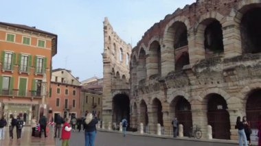 Verona, İtalya - 8 Kasım 2024: Şehir manzarası. Arena di Verona. Antik Romalılar tarafından inşa edilmiş eski bir amfi tiyatro. İtalya 'da Arena en büyük üçüncü arenadır..