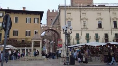 Verona, İtalya - 8 Kasım 2024: Cytoscape. Lamberti Kulesi, Piazza della Sinyora ve hatıra tezgahları, Eski Şehir Panoraması.