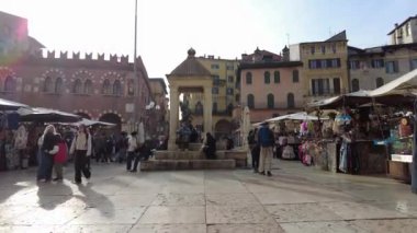 Verona, İtalya - 8 Kasım 2024: Cytoscape. Lamberti Kulesi, Piazza della Sinyora ve hatıra tezgahları, Eski Şehir Panoraması.