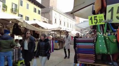 Verona, İtalya - 8 Kasım 2024: Şehir manzarası. Piazza delle Erbe, şehir merkezindeki hediyelik eşya pazarı. Şehir merkezinde hediyelik eşya tezgahları. Hediyelik eşya satıcıları ve market..