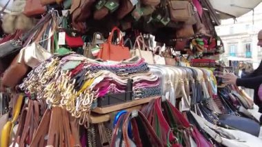 Verona, İtalya - 8 Kasım 2024: Şehir manzarası. Piazza delle Erbe, şehir merkezindeki hediyelik eşya pazarı. Şehir merkezinde hediyelik eşya tezgahları. Hediyelik eşya satıcıları ve market..