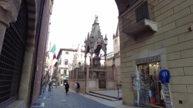 Verona, İtalya - 8 Kasım 2024: Şehir manzarası. Scaliger kemerleri, eski şehrin panoraması..