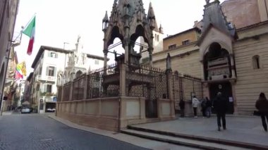 Verona, İtalya - 8 Kasım 2024: Şehir manzarası. Scaliger kemerleri, eski şehrin panoraması..