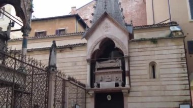 Verona, İtalya - 8 Kasım 2024: Şehir manzarası. Scaliger kemerleri, eski şehrin panoraması..