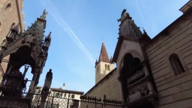 Verona, İtalya - 8 Kasım 2024: Şehir manzarası. Lamberti Kulesi, Piazza della Signoria ve Dante Alighieri 'nin heykeli, eski kasabanın panoraması..