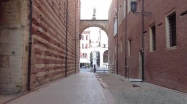 Verona, İtalya - 8 Kasım 2024: Şehir manzarası. Lamberti Kulesi, Piazza della Signoria ve Dante Alighieri 'nin heykeli, eski kasabanın panoraması..