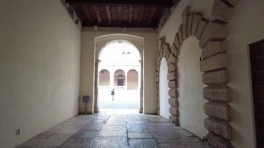 Verona, İtalya - 8 Kasım 2024: Şehir manzarası. Lamberti Kulesi, Piazza della Signoria ve Dante Alighieri 'nin heykeli, eski kasabanın panoraması..