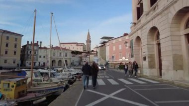 Piran, Slovenya - 3 Kasım 2024: İkamet evleri olan şehir sokağı. Gün batımında evleri olan deniz kıyısında..