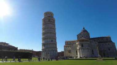 Pisa, İtalya - 4 Kasım 2024: Eğik Pisa Kulesi ve Pisa Katedrali. 