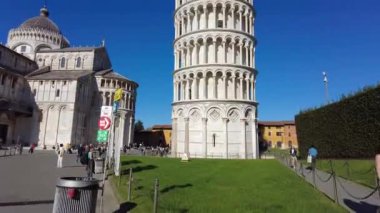 Pisa, İtalya - 4 Kasım 2024: Eğik Pisa Kulesi ve Pisa Katedrali. 