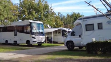 Florence, İtalya, 5 Kasım 2024, Royal Park 'a parketmiş kampçılar. Karavan, karavan, karavan, karavan veya karavan.