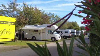 Florence, İtalya, 5 Kasım 2024, Royal Park 'a parketmiş kampçılar. Karavan, karavan, karavan, karavan veya karavan.