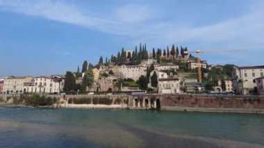 Verona, İtalya - 8 Kasım 2024: Şehir manzarası. Eski şehrin Vew 'i.