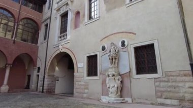 Verona, İtalya - 8 Kasım 2024: Şehir manzarası. Eski şehrin Vew 'i.