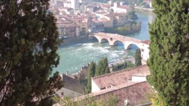 Verona, İtalya - 8 Kasım 2024: Şehir manzarası. Şehrin havadan görünüşü. Eski şehrin panoraması.