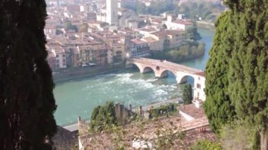 Verona, İtalya - 8 Kasım 2024: Şehir manzarası. Şehrin havadan görünüşü. Eski şehrin panoraması.