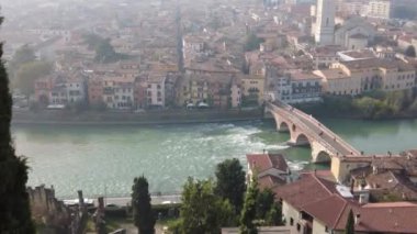 Verona, İtalya - 8 Kasım 2024: Şehir manzarası. Şehrin havadan görünüşü. Eski şehrin panoraması.