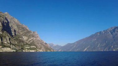 Limone Sul Garda, İtalya - 7 Kasım 2024: Garda Gölü ve Dağları Manzaralı Şehir