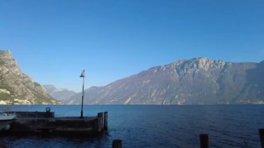 Limone Sul Garda, İtalya - 7 Kasım 2024: Garda Gölü ve Dağları Manzaralı Şehir