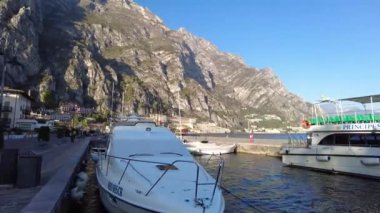 Limone Sul Garda, İtalya - 7 Kasım 2024: Garda Gölü ve Dağları Manzaralı Şehir