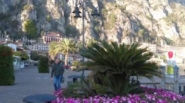 Limone Sul Garda, İtalya - 7 Kasım 2024: Garda Gölü ve Dağları Manzaralı Şehir