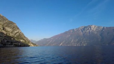 Limone Sul Garda, İtalya - 7 Kasım 2024: Garda Gölü ve Dağları Manzaralı Şehir