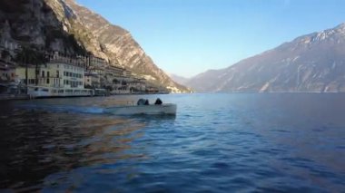 Limone Sul Garda, İtalya - 7 Kasım 2024: Garda Gölü ve Dağları Manzaralı Şehir