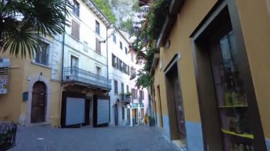 Limone Sul Garda, İtalya - 7 Kasım 2024: Garda Gölü ve Dağları Manzaralı Şehir