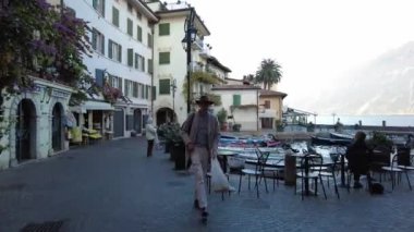 Limone Sul Garda, İtalya - 7 Kasım 2024: Garda Gölü ve Dağları Manzaralı Şehir