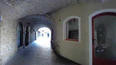 Limone Sul Garda, İtalya - 7 Kasım 2024: Garda Gölü ve Dağları Manzaralı Şehir