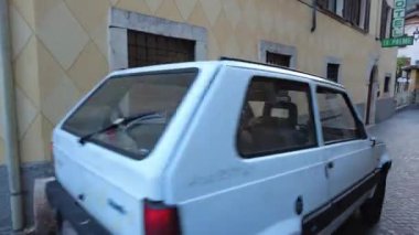 Limone Sul Garda, İtalya - 7 Kasım 2024: Garda Gölü ve Dağları Manzaralı Şehir