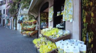 Limone Sul Garda, İtalya - 7 Kasım 2024: Garda Gölü ve Dağları Manzaralı Şehir. Limon Dükkanı. Limoncello ve Limon Pazarı