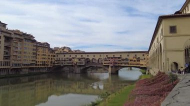 Florence, İtalya - 5 Kasım 2024: Floransa şehri ve Ponte Vecchio Eski Köprüsü.
