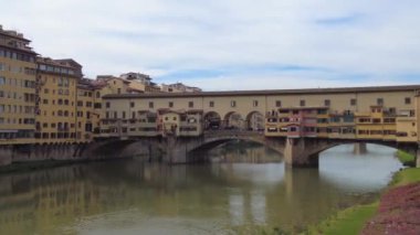 Florence, İtalya - 5 Kasım 2024: Floransa şehri ve Ponte Vecchio Eski Köprüsü.