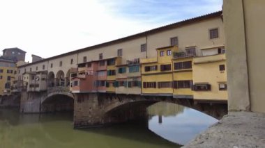 Florence, İtalya - 5 Kasım 2024: Floransa şehri ve Ponte Vecchio Eski Köprüsü.