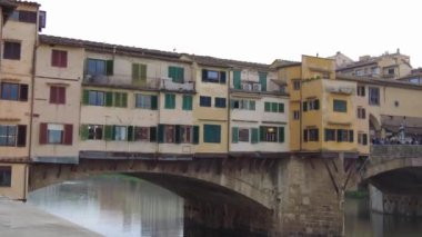 Florence, İtalya - 5 Kasım 2024: Floransa şehri ve Ponte Vecchio Eski Köprüsü.