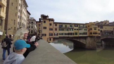 Florence, İtalya - 5 Kasım 2024: Floransa şehri ve Ponte Vecchio Eski Köprüsü.
